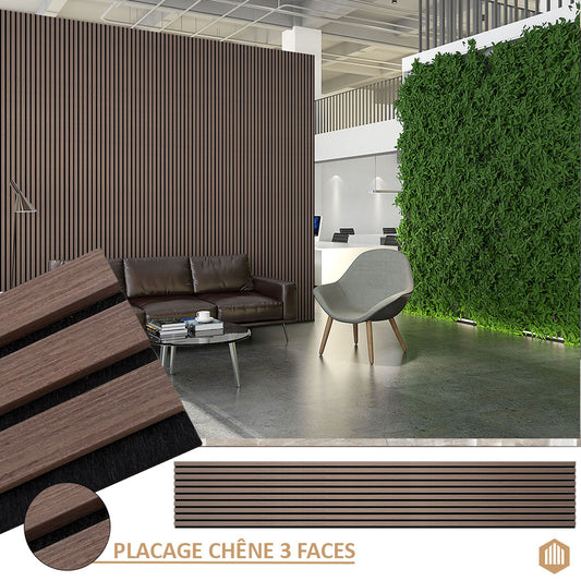 Un salon moderne avec un canapé marron foncé, une chaise grise, une table basse, un mur végétal vert et d'élégants panneaux de lattes de bois Acoupanel™ Panneau Tasseau Acoustique en Chêne fumé 3 Faces. Un insert met en valeur la riche finition en chêne.