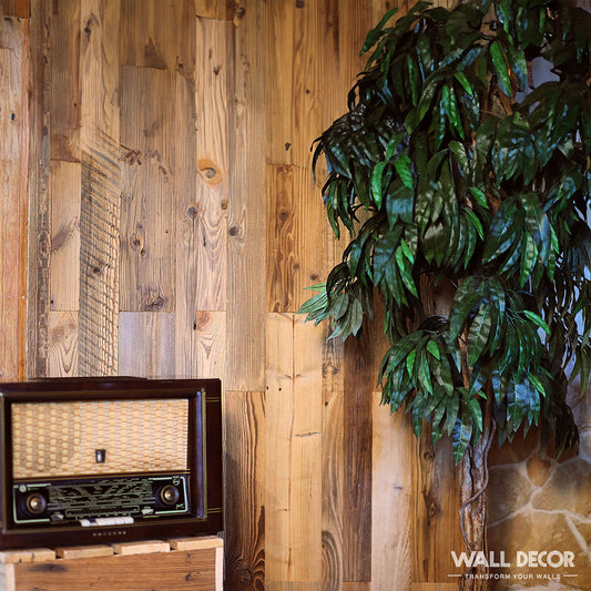 Le Parement Bois Chalet Alpine (0,5 m²) de Wood & Wall Decor™ crée une toile de fond rustique pour des accents vintage, avec une plante feuillue qui ajoute du charme. Les mots WALL DECOR apparaissent dans le coin inférieur droit.