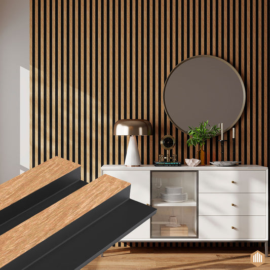 Une pièce moderne présente un mur d'accent en lattes de bois et un buffet blanc, avec deux panneaux Acoupanel™ Panneau Tasseau Hydrofuge effet Chêne Naturel - Fond noir au premier plan, leur finition en chêne naturel et leur fond noir étant mis en valeur par la lumière du soleil.