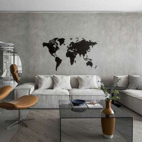 Un salon moderne composé d'un grand canapé gris, d'une table basse en verre, d'une chaise longue beige et de l'œuvre d'art World Map™ "Carte du monde en Bois 180x108cm - Noir" au-dessus du canapé.