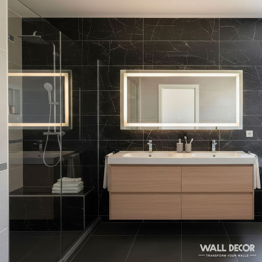 Salle de bains moderne avec Panneaux SPC Marbre Noir Berlin by Murs 3D sur les murs, un grand miroir éclairé au-dessus d'un meuble-lavabo à double lavabo en bois, et une douche vitrée ; les serviettes empilées sur une étagère offrent à la fois style et commodité.