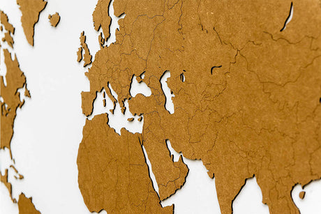 Le gros plan de la World Map™ Carte du monde en Bois 180x108cm - Marron montre les frontières et les côtes détaillées de l'Europe, du Moyen-Orient, de l'Asie et de l'Afrique - une décoration murale en bois idéale sur fond blanc.