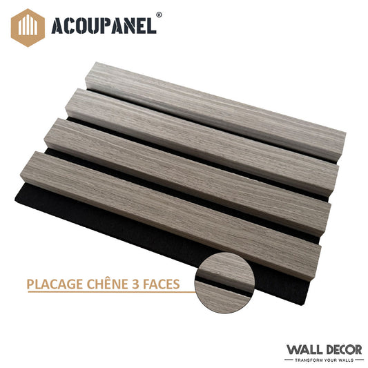L'Échantillon Panneau Acoustique - Acoupanel™ by Acoupanel™ présente quatre lattes horizontales en chêne sur une base noire, étiquetée "Placage Chêne 3 Faces", avec un encart en gros plan mettant en valeur les détails du grain de bois naturel.