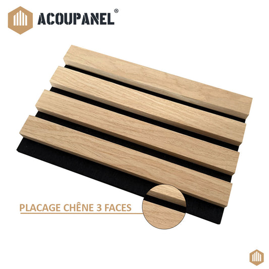 L'Échantillon Panneau Acoustique - Acoupanel™ présente quatre lattes de chêne clair sur un support noir. Le texte indique "PLACAGE CHÊNE 3 FACES" avec un gros plan du grain du bois. Marque : Acoupanel™.