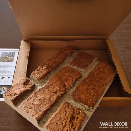 Boîte en carton ouverte présentant des échantillons de Panespol™ Échantillon Parement brique avec une surface texturée réaliste. Une brochure contenant les instructions d'installation de Panespol™ est partiellement visible sur le côté. Choisissez votre design !.