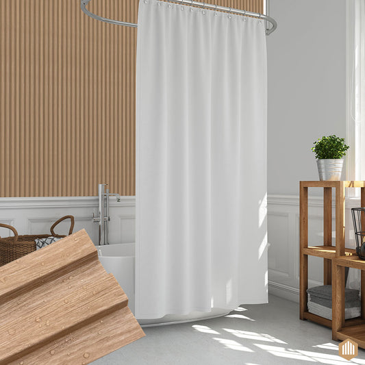 Une salle de bain moderne avec un rideau de douche blanc et une baignoire autoportante présente des murs en lattes de bois Acoupanel™ Panneau Tasseau Hydrofuge effet Chêne Naturel, des garnitures claires et des étagères en bois, créant ainsi une retraite sereine remplie de lumière naturelle et de détails chaleureux.