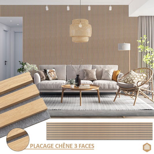Salon moderne comprenant des meubles neutres, un mur d'accent en lattes de bois avec Acoupanel™ Panneau Tasseau Acoustique en Chêne Naturel 3 Faces - Feutrine Grise. Des lampes suspendues tressées et des plantes décoratives ajoutent du style et de la fraîcheur. L'encart montre en gros plan les panneaux en placage de chêne.