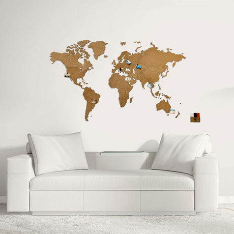 Un canapé blanc est assis sous la World Map™ "Carte du monde en Bois 130x78cm - Marron", une carte en bois saisissante qui inspire votre prochaine aventure et apporte un style mondial dans votre maison.