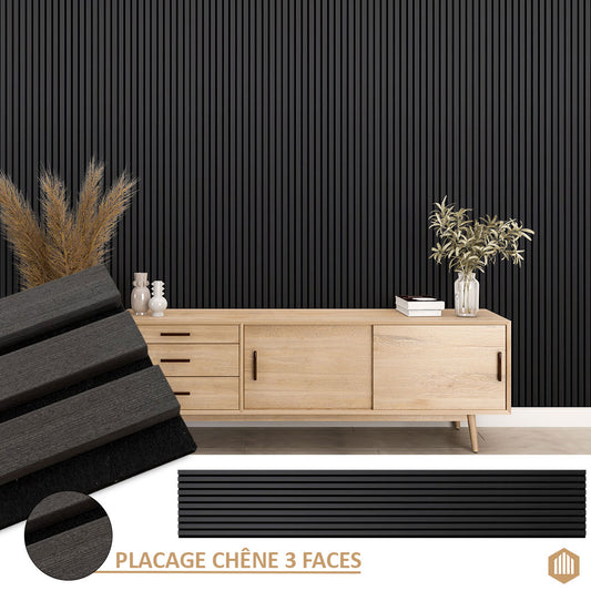 Une pièce moderne avec un buffet en bois clair, des vases décoratifs et un mur à lattes sombre présente Panneau Tasseau Acoustique en Chêne Noir 3 Faces by Acoupanel™, montré en gros plan pour mettre en valeur son élégance et sa texture.