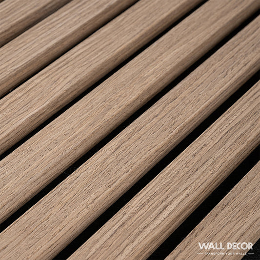 Gros plan sur des lames de bois parallèles en finition marron clair, formant le panneau Acoupanel™ Panneaux Tasseaux Acoustiques Chêne Brun - 1,28m². Le texte WALL DECOR apparaît dans le coin inférieur droit.
