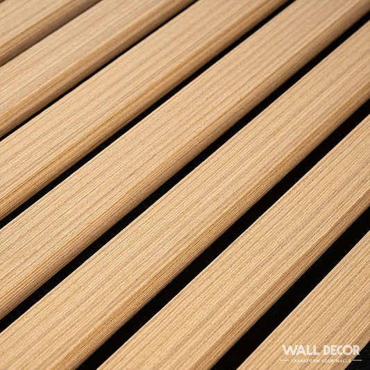 Gros plan des Panneaux Acoupanel™ Tasseaux Acoustiques Chêne Naturel (1,28m²) montrant les lames diagonales en bois de chêne clair avec d'étroits espaces noirs ; la marque "Acoupanel™" dans le coin inférieur droit. Pas de détails sur le produit, seuls les styles CSS et HTML sont affichés.