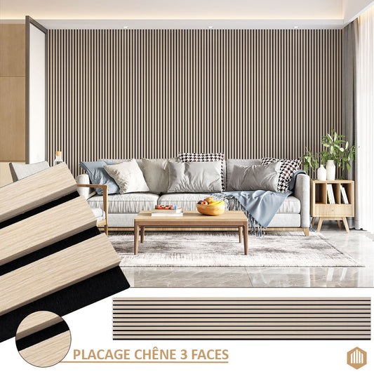 Salon moderne comprenant un canapé gris, une table basse en bois et un mur avec des panneaux Acoupanel™ Panneau Tasseau Acoustique en Chêne Clair 3 Faces. Des échantillons en gros plan de ces panneaux acoustiques en chêne clair d'Acoupanel™ sont présentés à l'avant.