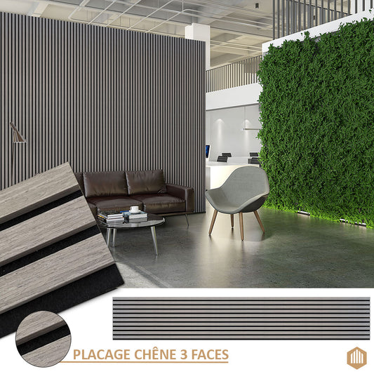 Hall d'entrée de bureau moderne avec un canapé marron, une chaise ronde grise, des tables basses, un mur de lattes verticales en bois et un mur de plantes vertes luxuriantes. Insertion de panneaux Acoupanel™ Panneau Tasseau Acoustique en Chêne Gris 3 Faces.