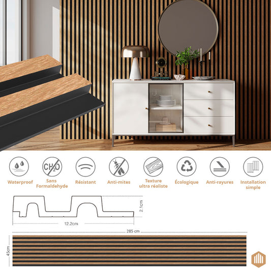 Une pièce élégante présente l'Acoupanel™ Panneau Tasseau Hydrofuge effet Chêne Naturel - Fond noir, associé à un buffet, une lampe et un miroir rond. Les icônes soulignent sa conception imperméable, durable, écologique et sans formaldéhyde.