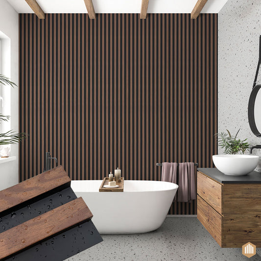 Salle de bain moderne avec une baignoire blanche autoportante, un meuble-lavabo en bois, un lavabo, un miroir rond et un mur d'accent en Acoupanel™ Panneau Tasseau Hydrofuge effet Chêne Brun - Fond noir. Les échantillons de panneaux au premier plan inspirent votre conception.