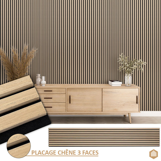 Buffet moderne avec des vases décoratifs et un livre, placé contre un mur en bois à lattes verticales beige et noir présentant l'Acoupanel™ Panneau Tasseau Acoustique en Chêne Naturel 3 Faces, mettant en valeur sa texture de chêne naturel en gros plan au premier plan.