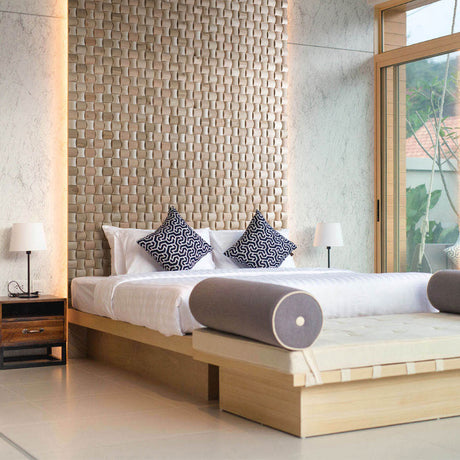 Une chambre à coucher moderne avec un grand lit, des oreillers géométriques noir et blanc et le mur d'accent texturé Wood & Wall Decor™ Panneau mural bois Rondo offre un confort serein - les fenêtres du sol au plafond invitent à la lumière.