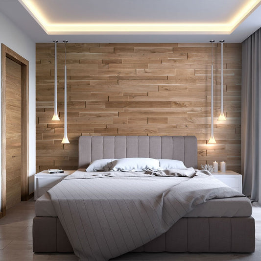 La chambre à coucher moderne comprend un Wood & Wall Decor™ Panneau mural bois Natural mur d'accent, associé à un grand lit capitonné, à une literie gris clair, à un plafond à encorbellement et à des lampes suspendues pour un look élégant.