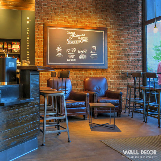 Entrez dans un café chaleureux et accueillant avec Parement Briquette Rouge - Wall Brick de Panespol™. Les murs en briques, mis en valeur par la lumière du soleil à travers de hautes fenêtres, créent une atmosphère douillette et accueillante, parfaite pour se détendre.