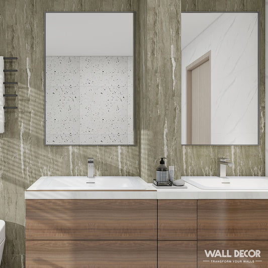 Salle de bains moderne avec deux miroirs au-dessus d'un double lavabo, des armoires en bois et des murs en marbre verdâtre ornés de Panneaux SPC Béton London de Murs 3D. Distributeur de savon et flacon pompe noir sur le comptoir. Le logo de Wall Decor apparaît dans le coin inférieur droit.