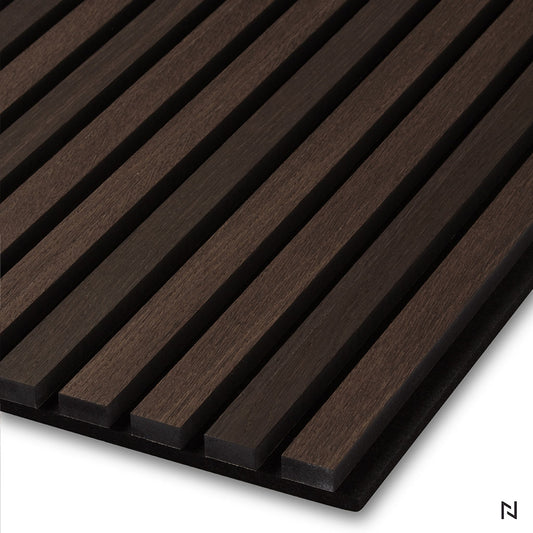 Un gros plan du NatureWall™ Panneau Tasseaux Bois Acoustiques - Chêne fumé montre son design en lattes de chêne brun foncé avec des bandes verticales régulièrement espacées, présentées à plat sur un fond blanc pour un look moderne.