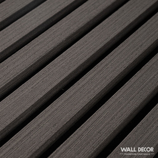 Gros plan d'Acoupanel™ Panneaux Tasseaux Acoustiques Chêne noir (1,28m²) montrant des lames de bois brun foncé disposées parallèlement avec des espaces étroits, révélant une texture visible. Le logo et le slogan Acoupanel™ apparaissent dans le coin inférieur droit.