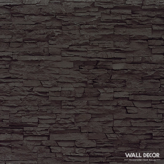Mur en pierre noire texturée avec des dalles rectangulaires inégales pour un aspect rustique-Plaque Pierre Noire mate - Laja (2,85m x 1,3m) par Covering Panels™ ; Logo Wall Decor dans le coin inférieur droit.