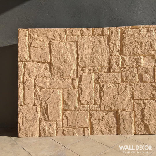 La Plaque Pierre Ocre - Style Travertin (2,85m x 1,3m, 3,7 m²) par Covering Panels™ présente un design en pierre beige, élégamment mis en valeur sur un mur gris foncé et un sol carrelé. Le logo Wall Decor et "TRANSFORM YOUR WALLS" apparaissent en bas à droite.