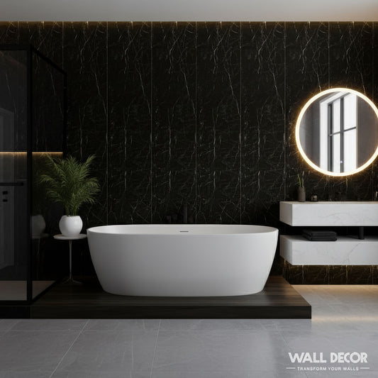 Une salle de bain moderne avec les Panneaux SPC Marbre Noir Berlin de Murs 3D by Wall Decor sur le mur d'accent, une baignoire blanche autoportante sur bois, un miroir rond rétroéclairé au-dessus d'un lavabo flottant, un décor végétal vert et des sols carrelés gris clair.