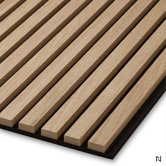 Gros plan sur le Panneau Tasseaux Bois Acoustiques - Chêne Naturel de NatureWall™, qui présente des lattes de chêne parallèles sur une base noire pour un motif moderne et géométrique - parfait pour une décoration d'intérieur élégante et acoustique.