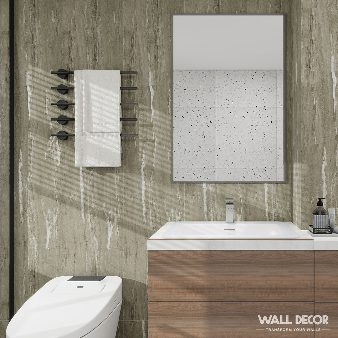 Salle de bains moderne avec porte-serviettes mural, grand miroir, meuble-lavabo en bois et lavabo blanc, ainsi que toilettes. L'aspect pierre texturée utilise Panneaux SPC Béton London by Murs 3D (boite de 6 plaques), "Wall Decor" dans le coin inférieur droit.