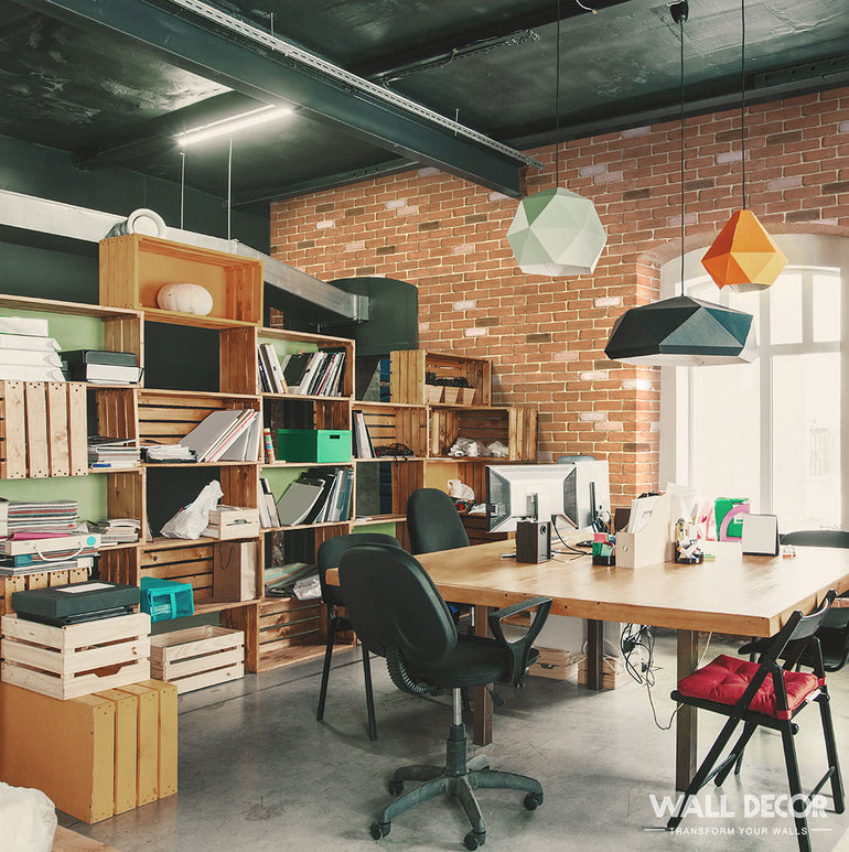 Un bureau moderne avec Panespol™ Parement Brique Rouge - English Brick sur les murs, avec des étagères en bois, un grand bureau, des ordinateurs, des lampes suspendues et de grandes fenêtres pour une ambiance industrielle ouverte.