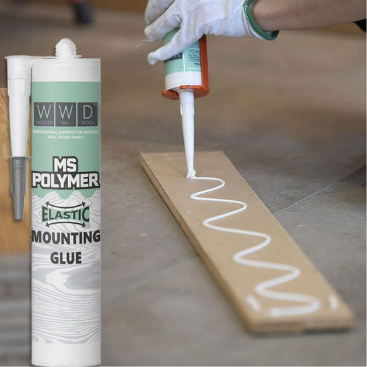 Une personne applique une bande ondulée de Colle Parement Bois 290 ml (1,5 à 2 m²) de WallArt Wall Decor© sur une planche en bois, le tube de colle étant clairement visible au premier plan.