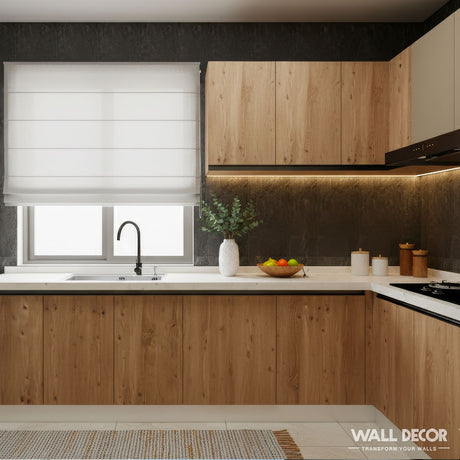 Cuisine moderne dotée de Panneaux SPC Pierre Noire Lisbonne de Murs 3D by Wall Decor, avec des armoires en bois clair, des comptoirs blancs et une fenêtre au-dessus de l'évier. L'éclairage sous l'armoire met en valeur le design soigné et contemporain.