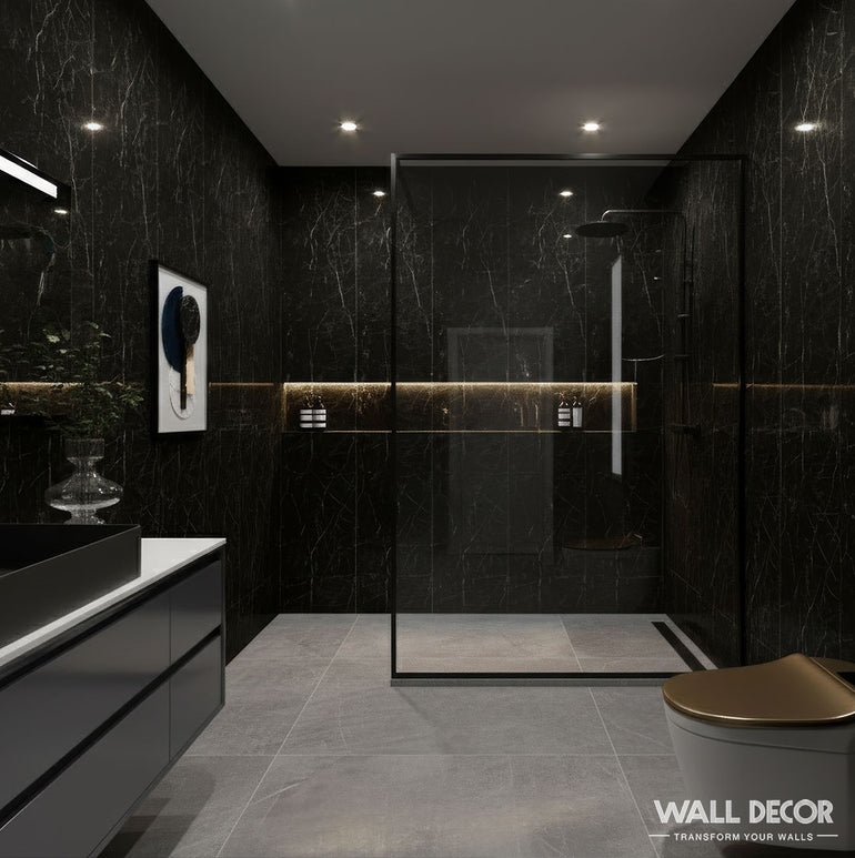 Salle de bains moderne avec Murs 3D by Wall Decor Panneaux SPC Marbre Noir Berlin sur les murs, douche en verre, sols en carreaux gris chauffants, toilettes aux tons dorés, meuble-lavabo minimaliste avec évier, art mural encadré et éclairage subtil pour une ambiance élégante.