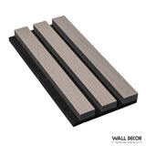 L'Échantillon Panneau Tasseaux Bois de NatureWall™ présente trois lattes verticales en bois clair sur un support noir, offrant un design rectangulaire élégant idéal pour une décoration murale moderne. Une marque subtile apparaît dans le coin.