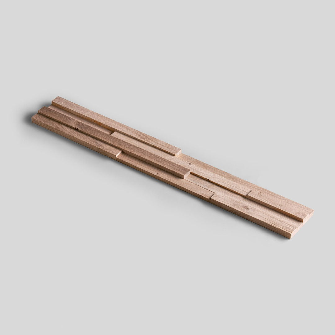 Un long échantillon rectangulaire en bois avec de multiples rainures de Wood & Wall Decor™, nommé "Échantillon Parement Bois - Choisissez votre design !" repose sur un fond gris clair. La description du produit ne contient que le code CSS, sans détails.