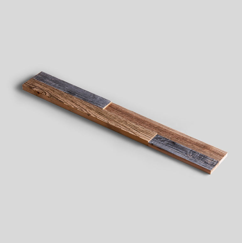 Échantillon Parement Bois de Wood & Wall Decor™ : un bloc rectangulaire en bois finition naturelle marron, avec deux sections aux extrémités teintées gris foncé, présenté sur fond gris clair. Choisissez votre design !.