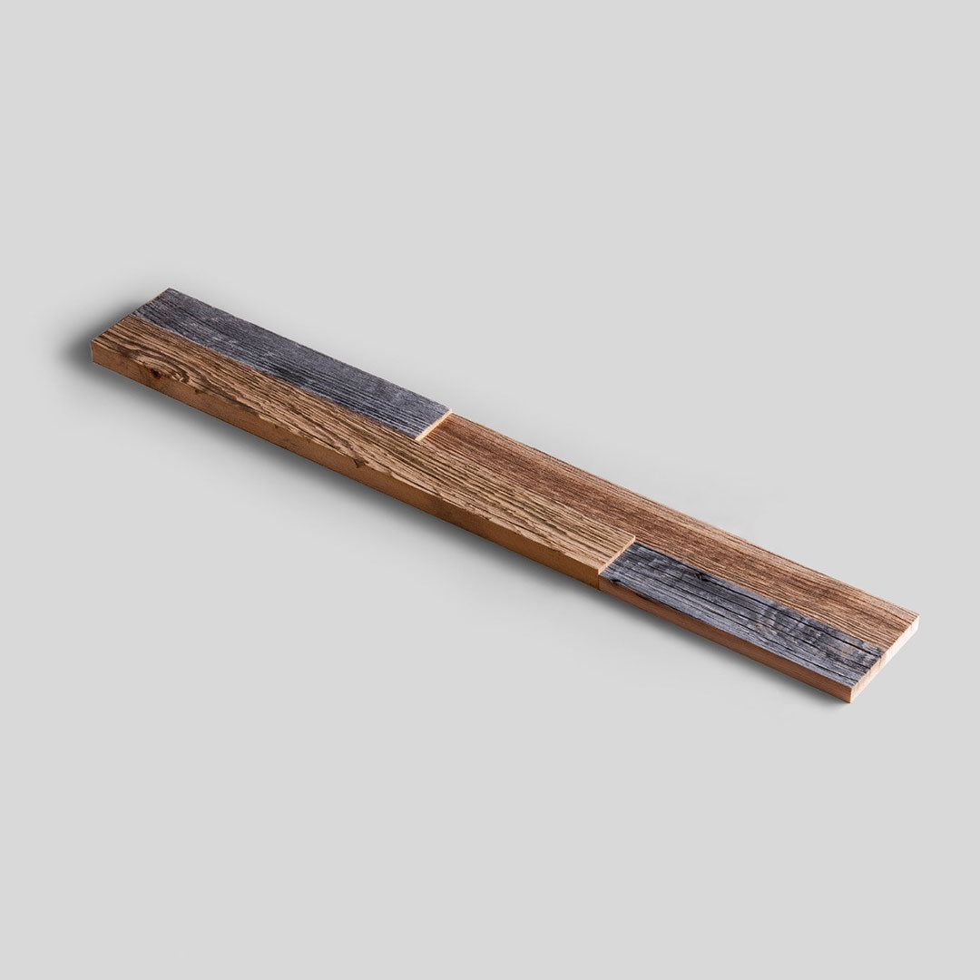 Échantillon Parement Bois de Wood & Wall Decor™ : un bloc rectangulaire en bois finition naturelle marron, avec deux sections aux extrémités teintées gris foncé, présenté sur fond gris clair. Choisissez votre design !.