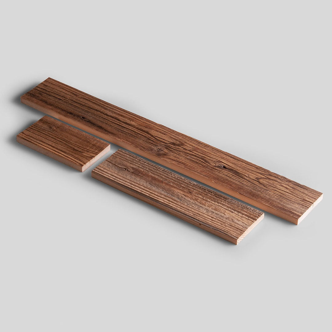 Trois planches de bois de la collection "Échantillon Parement Bois - Choisissez votre design !" de Wood & Wall Decor™ sont disposées parallèlement sur un fond gris clair, chacune affichant un motif de grain naturel unique et visible.
