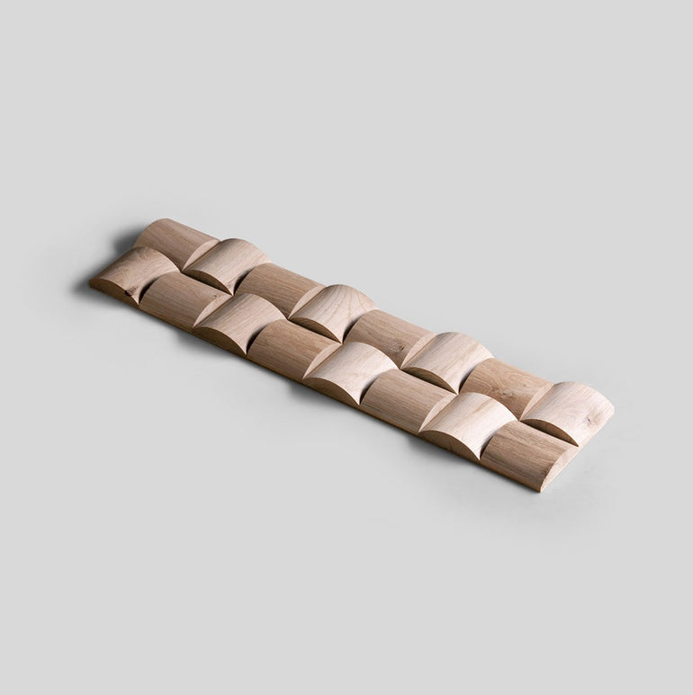 L'Échantillon Parement Bois de Wood & Wall Decor™ présente un design géométrique minimaliste avec du bois clair et lisse et des segments d'arche courbés disposés en deux rangées, présentés sur un fond gris clair. Choisissez votre design !.