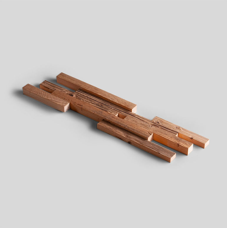 Les planches de bois rectangulaires de Wood & Wall Decor™ (Échantillon Parement Bois - Choisissez votre design !) sont présentées en quinconce et se chevauchent sur un fond gris clair uni.