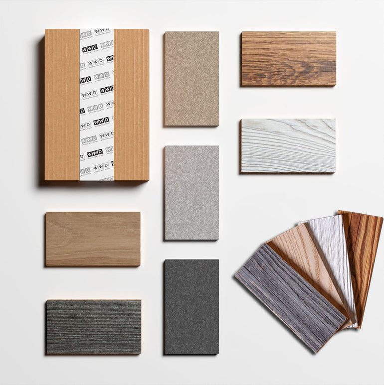 Une présentation à plat montre des échantillons d'Échantillon Parement Bois de Wood & Wall Decor™ - des échantillons de bois et de pierre, des emballages de marque et une variété de textures sur fond blanc - idéaux pour explorer les matériaux de votre prochain projet de design.