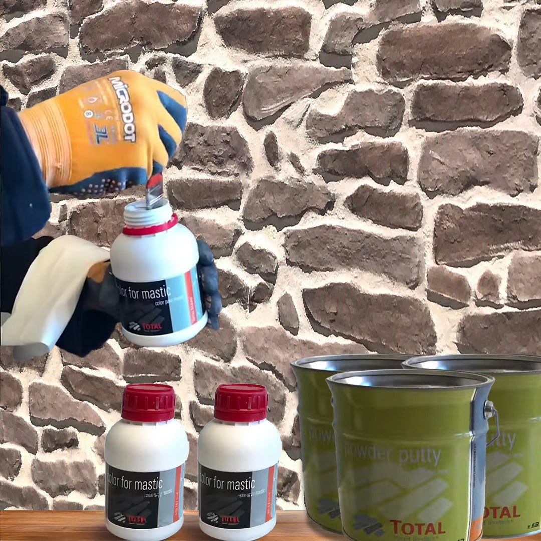 Une personne portant des gants ouvre un récipient blanc étiqueté "Color for mastic" avec deux boîtes vertes de "mastic en poudre" à proximité du Covering Panels™ Kit de Finition Parement Mural pour l'installation de 12 panneaux de revêtement.