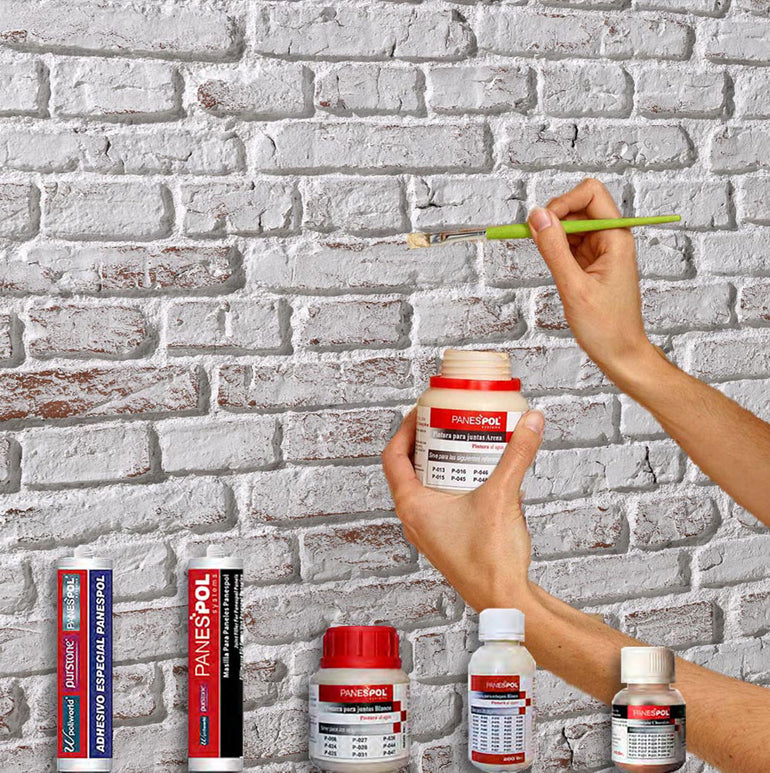 Une personne utilise un petit pinceau et un pot de Panespol™ Kit de Finition Parement Brique pour appliquer une finition blanche sur un mur de briques rouges et blanches. Ci-dessous, des produits Panespol™ sont présentés, offrant des options créatives pour la personnalisation des murs.