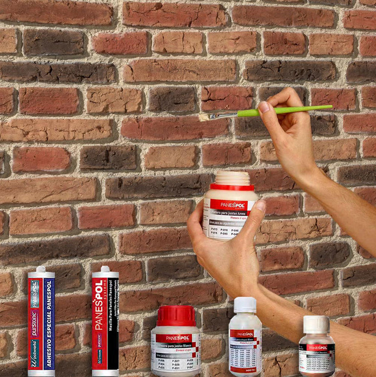 Quelqu'un utilise le Panespol™ Kit de Finition Parement Brique pour retoucher un mur en fausses briques, avec le kit pour 3 panneaux et d'autres fournitures visibles devant. Le texte de référence ne contient que du code HTML/CSS, pas de détails sur le produit.