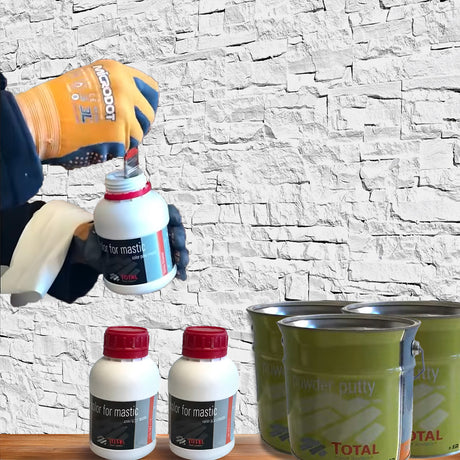 Une personne portant des gants ouvre un petit récipient blanc du "Kit de Finition Parement Mural : Kit Pour poser 12 Panneaux Covering Panels" de Covering Panels™, avec d'autres récipients et des canettes vertes sur une table près d'un mur de briques blanches.