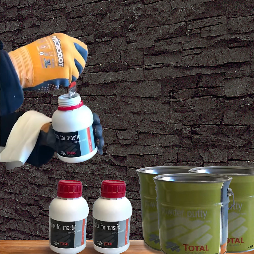 Une personne portant des gants ouvre un petit récipient blanc étiqueté " color for mastic " devant un mur de briques brunes texturées, à côté du Kit de Finition Parement Mural by Covering Panels™ pour l'installation de 12 panneaux de revêtement.