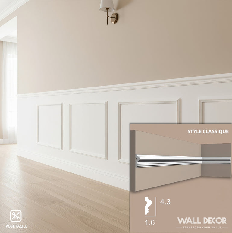 Une pièce lumineuse avec un sol en bois clair, des murs beiges et un lambris Kit Moulures Soubassement Alexis - Style Haussmannien Classique de MURS 3D by WALL DECOR. Un encart présente un gros plan du style et des dimensions du lambris.