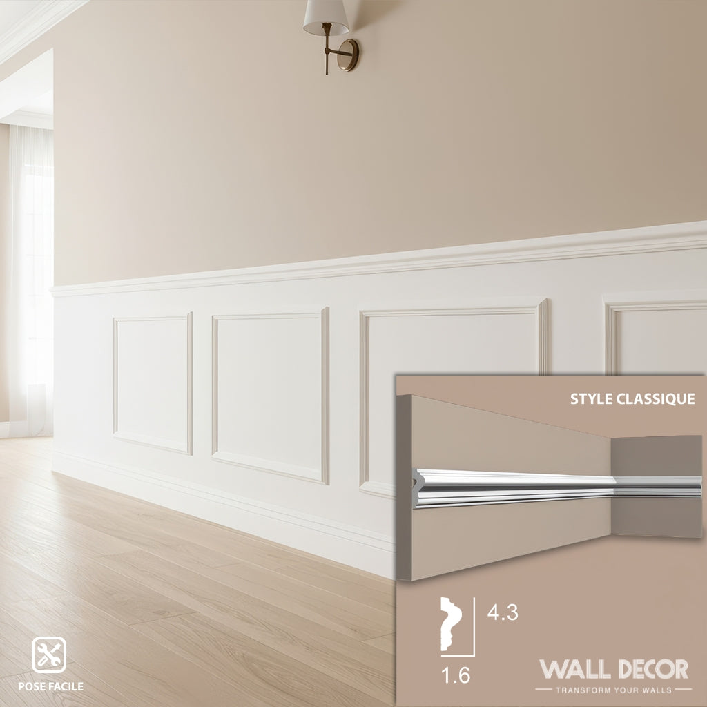 Une pièce lumineuse avec un sol en bois clair, des murs beiges et un lambris Kit Moulures Soubassement Alexis - Style Haussmannien Classique de MURS 3D by WALL DECOR. Un encart présente un gros plan du style et des dimensions du lambris.